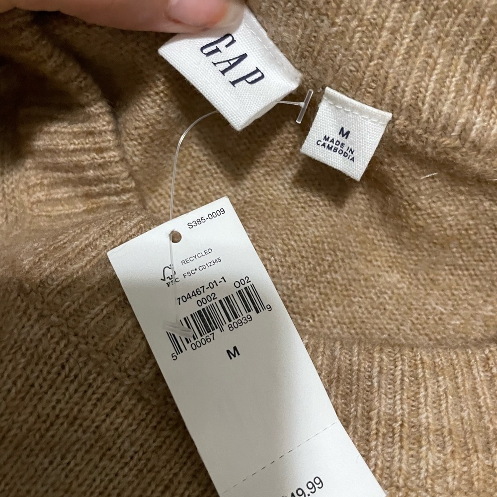 Gap sweater